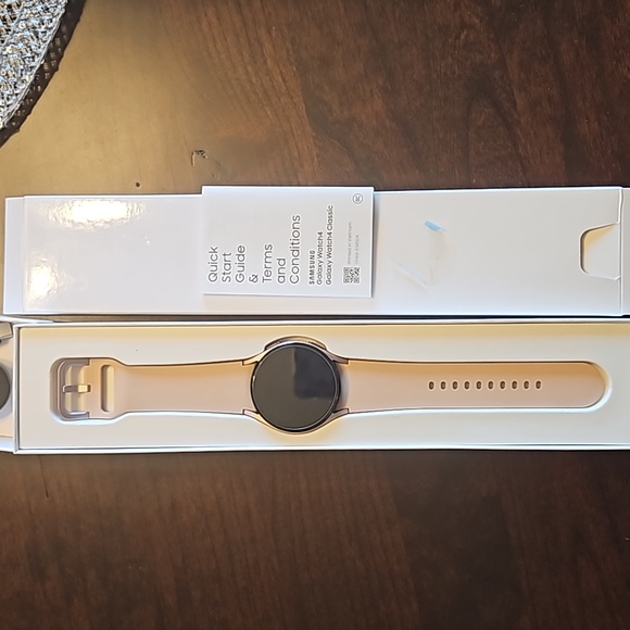 Samsung Galaxy Watch4 Aluminum Smartwatch 40mm LTE Gold - Picture 2 of 12